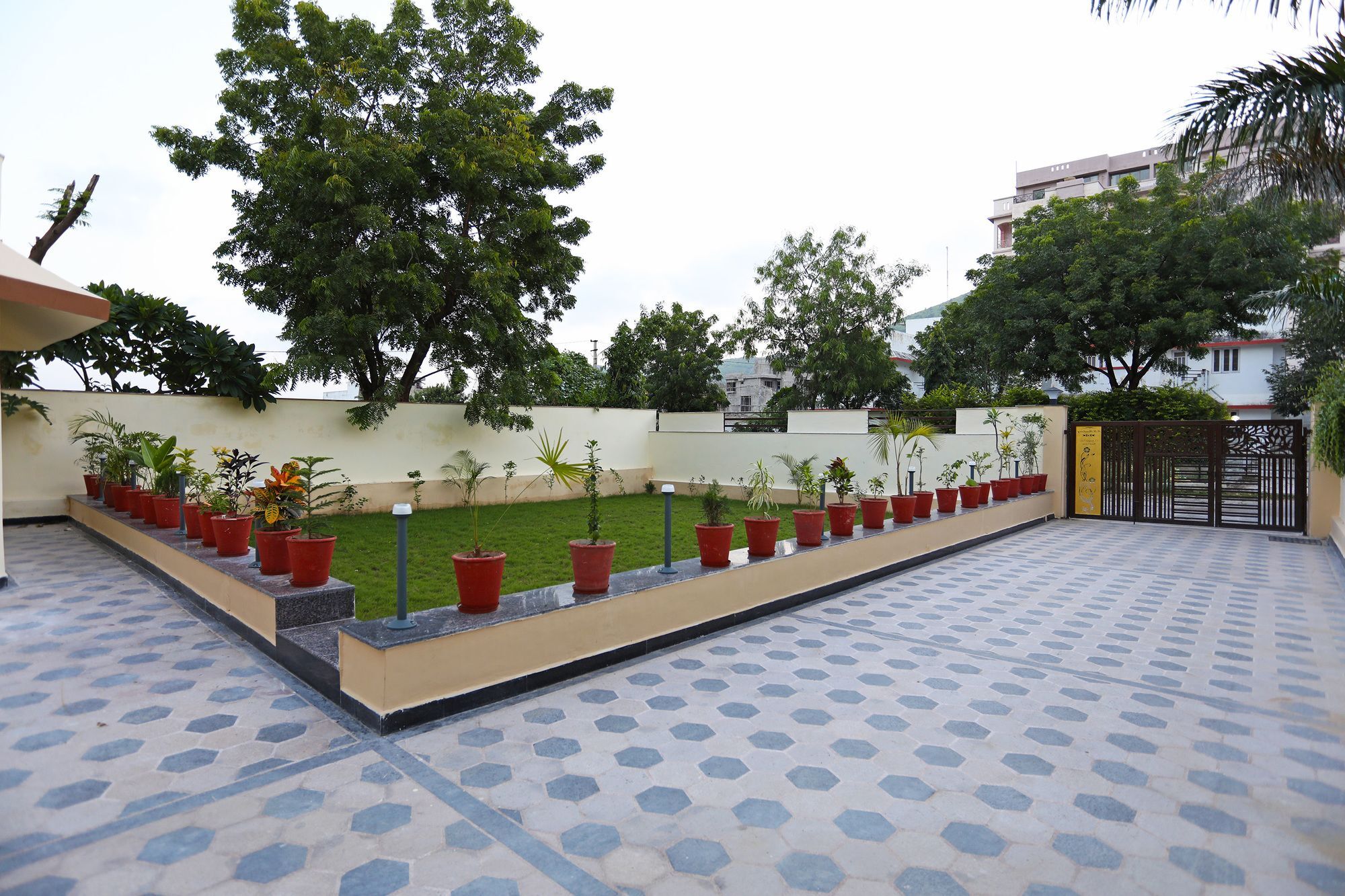Oyo 9428 Hill View Room Goverdhan Vilas Udaipur Exterior photo